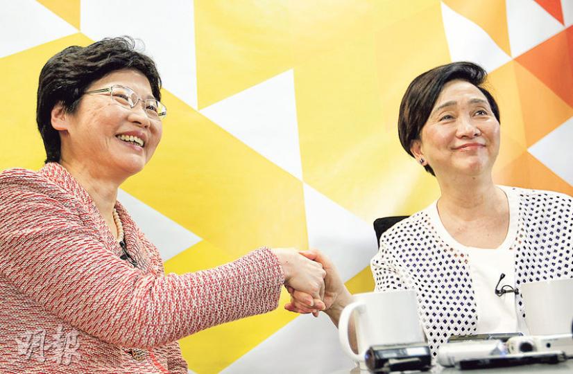 政務司長林鄭月娥(左)昨應邀出席民主黨劉慧卿(右)主持的節目 《議會內外》訪問談政改,林太指選舉方式涉及國家安全問題,又說並非所有泛民都是不愛國。(郭慶輝攝)政務司長林鄭月娥昨應邀出席民主黨主席劉慧卿主持的網台節目 《議會內外》談政改,數名社民連成員到場示威,要求林太與梁國雄公開電視辯論。林太座駕直駛停車場,未有停下接請願信,大批警員分隔示威者與掛上CS車牌的林太座駕。(郭慶輝攝) 政務司長林鄭月娥(左)昨應邀出席民主黨劉慧卿(右)主持的節目 《議會內外》訪問談政改,林太指選舉方式涉及國家安全問題,又說並非所有泛民都是不愛國。(郭慶輝攝)政務司長林鄭月娥昨應邀出席民主黨主席劉慧卿主持的網台節目 《議會內外》談政改,數名社民連成員到場示威,要求林太與梁國雄公開電視辯論。林太座駕直駛停車場,未有停下接請願信,大批警員分隔示威者與掛上CS車牌的林太座駕。(郭慶輝攝)