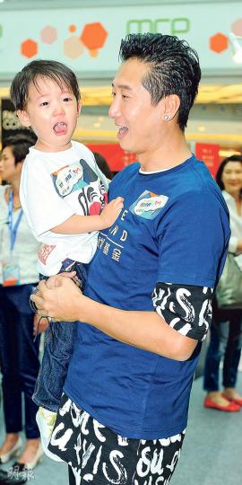 洪天明攜同長子洪大仁出席公開活動,大仁忽然扭計哭成淚人(圓圖),爸爸天明卻搞笑地擘大口學囝囝喊。(攝影:鍾偉茵)大仁忽然扭計哭成淚人 (攝影:鍾偉茵) 洪天明攜同長子洪大仁出席公開活動,大仁忽然扭計哭成淚人(圓圖),爸爸天明卻搞笑地擘大口學囝囝喊。(攝影:鍾偉茵)大仁忽然扭計哭成淚人 (攝影:鍾偉茵)