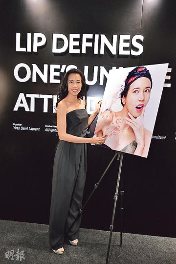 莫文蔚笑言會邀老公看她的演唱會,但不會請他上台合唱,免得被老公搶風頭。(攝影/記者﹕柯美)活動上莫文蔚在半裸男模身上打印。(攝影/記者﹕柯美) 莫文蔚笑言會邀老公看她的演唱會,但不會請他上台合唱,免得被老公搶風頭。(攝影/記者﹕柯美)活動上莫文蔚在半裸男模身上打印。(攝影/記者﹕柯美)