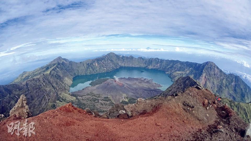 登上3726米的火山頂端,所觀賞到的畫面相當震撼,大火山中有小火山,還在冒煙呢!(狼之攝)最後600米的攻頂之路,是全個行程最艱難的一部分,走兩步就退回一步。(狼之攝)前往Pelawangan Crater Rim營地的路上,愈來愈陡峭。(狼之攝)到達Post 2就是午餐地點,圖為一班瑞士登山者。(狼之攝)雖然4月初才開始登山季節,但已不乏登山者挑戰。(狼之攝)晚上偶遇星海,心情極興奮。(狼之攝) 登上3726米的火山頂端,所觀賞到的畫面相當震撼,大火山中有小火山,還在冒煙呢!(狼之攝)最後600米的攻頂之路,是全個行程最艱難的一部分,走兩步就退回一步。(狼之攝)前往Pelawangan Crater Rim營地的路上,愈來愈陡峭。(狼之攝)到達Post 2就是午餐地點,圖為一班瑞士登山者。(狼之攝)雖然4月初才開始登山季節,但已不乏登山者挑戰。(狼之攝)晚上偶遇星海,心情極興奮。(狼之攝)