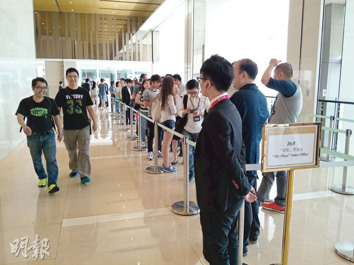 中海外與市建局合作的土瓜灣喜點,估計接獲逾5400張入票,超額32倍;圖為昨日仍有睇樓客,等候進場參觀示範單位。(林可為攝) 中海外與市建局合作的土瓜灣喜點,估計接獲逾5400張入票,超額32倍;圖為昨日仍有睇樓客,等候進場參觀示範單位。(林可為攝)