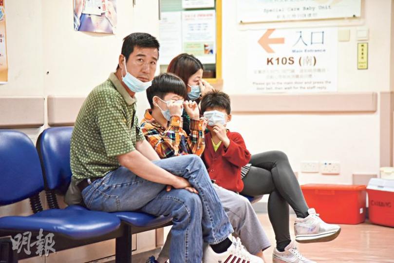 受傷的6歲女童「嘉嘉」昨在仍在瑪麗醫院深切治療部留醫,其父母、哥哥及弟弟昨早在病房外守候,十分憂心。(鍾炳然攝) 受傷的6歲女童「嘉嘉」昨在仍在瑪麗醫院深切治療部留醫,其父母、哥哥及弟弟昨早在病房外守候,十分憂心。(鍾炳然攝)