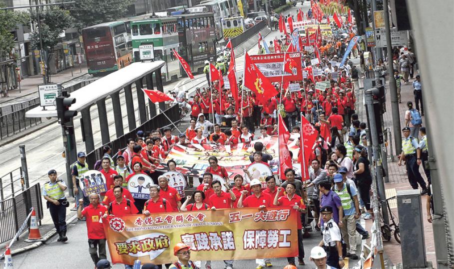 工聯會昨晨舉行五一勞動節大遊行,由灣仔修頓球場遊行至添馬公園,今年主要爭取統一法定公眾假期及取消強積金對冲制度。工聯會稱有3000人參加,警方估計高峰時有2600人。(李紹昌攝)工聯會遊行隊伍起步不久,有10多名社運人士在修頓球場外高舉標語及喊口號,抗議工聯會多番在政策上出賣工人。一眾警員隨即架起鐵馬分開兩批陣營,雙方互相「鬥大聲」喊口號,未有衝突。(李紹昌攝)示威者心聲﹕黃先生(藥房業) - 打扮成「綠巨人」,寓意希望可「打破」強積金對冲機制,希望議員爭取盡快成事。(余瑋攝)示威者心聲﹕林先生 工聯會昨晨舉行五一勞動節大遊行,由灣仔修頓球場遊行至添馬公園,今年主要爭取統一法定公眾假期及取消強積金對冲制度。工聯會稱有3000人參加,警方估計高峰時有2600人。(李紹昌攝)工聯會遊行隊伍起步不久,有10多名社運人士在修頓球場外高舉標語及喊口號,抗議工聯會多番在政策上出賣工人。一眾警員隨即架起鐵馬分開兩批陣營,雙方互相「鬥大聲」喊口號,未有衝突。(李紹昌攝)示威者心聲﹕黃先生(藥房業) - 打扮成「綠巨人」,寓意希望可「打破」強積金對冲機制,希望議員爭取盡快成事。(余瑋攝)示威者心聲﹕林先生