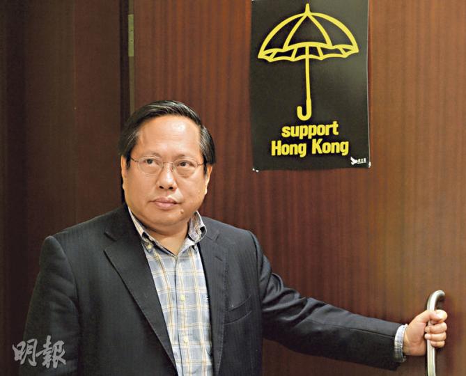 支聯會主席何俊仁說,現時聽到本土派對支聯會和六四晚會的批評,令他憶起前特首董建華上任後,與已故支聯會主席司徒華見面,勸華叔不要再辦六四晚會和結束支聯會,何笑稱「董建華是本土派的鼻祖」。(余俊亮攝) 支聯會主席何俊仁說,現時聽到本土派對支聯會和六四晚會的批評,令他憶起前特首董建華上任後,與已故支聯會主席司徒華見面,勸華叔不要再辦六四晚會和結束支聯會,何笑稱「董建華是本土派的鼻祖」。(余俊亮攝)