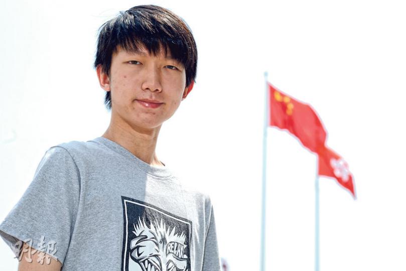 浸大學生會外務副會長張崑陽形容,六四燭光集會的確可啟蒙年輕人,但如果是要啟蒙港人「建設民主中國」則不必要,因為這非港人責任。(黃志東攝) 浸大學生會外務副會長張崑陽形容,六四燭光集會的確可啟蒙年輕人,但如果是要啟蒙港人「建設民主中國」則不必要,因為這非港人責任。(黃志東攝)