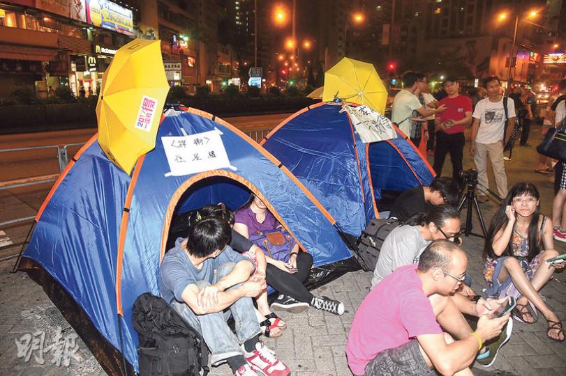 荃灣榮豐工業大廈劏房戶連日在旺角始創中心18樓等候屋宇署長上班,地下則有數十名巿民露宿聲援,當中包括音樂創作人周博賢(前右二)及報稱因參與佔領運動受壓而辭職的駐校社工許麗明(前右一)。(蔡方山攝) 荃灣榮豐工業大廈劏房戶連日在旺角始創中心18樓等候屋宇署長上班,地下則有數十名巿民露宿聲援,當中包括音樂創作人周博賢(前右二)及報稱因參與佔領運動受壓而辭職的駐校社工許麗明(前右一)。(蔡方山攝)