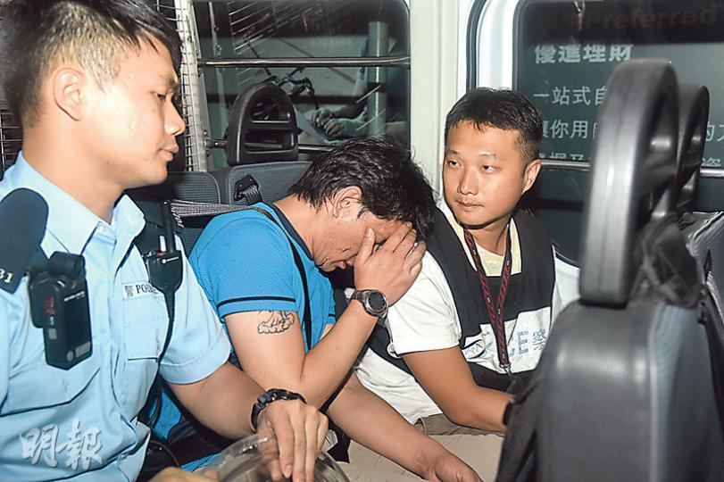 身帶酒氣的男子誤以為被人無端指罵,與等候的士的兩名男子打架,他登上警車接受調查時,一度倚在便衣警員肩膊上休息。(蔡方山攝)兩名男子(左圖及右圖)在油麻地目送空載的士離開,爆粗指罵的士惹誤會觸發混戰,二人由警員陪同送院治理。 (蔡方山攝) 身帶酒氣的男子誤以為被人無端指罵,與等候的士的兩名男子打架,他登上警車接受調查時,一度倚在便衣警員肩膊上休息。(蔡方山攝)兩名男子(左圖及右圖)在油麻地目送空載的士離開,爆粗指罵的士惹誤會觸發混戰,二人由警員陪同送院治理。 (蔡方山攝)