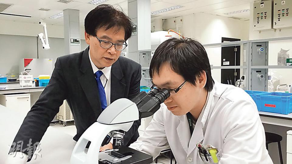 公開大學科技學院院長何建宗(左)表示,發展創新科技產業屬於長線投資,亦要有冒險精神,沒有人可以預見20年後一定成功,但是沒願景就必定失敗。圖攝於公開大學新校舍,校舍有4所獨立實驗室供檢測和認證課程使用,支援檢測認證等課程發展。(馬耀森攝) 公開大學科技學院院長何建宗(左)表示,發展創新科技產業屬於長線投資,亦要有冒險精神,沒有人可以預見20年後一定成功,但是沒願景就必定失敗。圖攝於公開大學新校舍,校舍有4所獨立實驗室供檢測和認證課程使用,支援檢測認證等課程發展。(馬耀森攝)