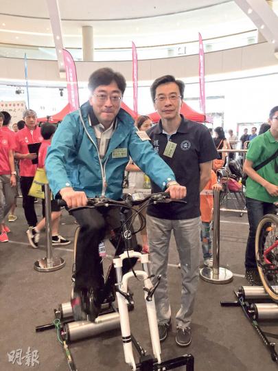 食衛局長高永文(左)與香港護士協會主席李國麟(右)昨一同出席慶祝國際護士節的「護+愛心運動」同樂日。高說,有責任盡力爭取衛生服務界議員李國麟及醫學界議員梁家騮支持政改,會接觸兩人。(胡景禧攝) 食衛局長高永文(左)與香港護士協會主席李國麟(右)昨一同出席慶祝國際護士節的「護+愛心運動」同樂日。高說,有責任盡力爭取衛生服務界議員李國麟及醫學界議員梁家騮支持政改,會接觸兩人。(胡景禧攝)