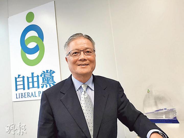 自由黨黨魁方剛接受本報專訪,做慣生意的他以此比喻政改,認為中央與泛民仍有機會在最後1分鐘達成共識,但就算中央現在真的準備讓步,具體內容也只得中央知道。(陳洛明攝) 自由黨黨魁方剛接受本報專訪,做慣生意的他以此比喻政改,認為中央與泛民仍有機會在最後1分鐘達成共識,但就算中央現在真的準備讓步,具體內容也只得中央知道。(陳洛明攝)