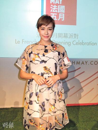林嘉欣穿娃娃裙出席活動,惹大肚疑雲,不過她已立即否認。6月她會演出老公袁劍偉執導的電影,不擔心合作傷夫妻感情。(攝影/記者:柯美) 林嘉欣穿娃娃裙出席活動,惹大肚疑雲,不過她已立即否認。6月她會演出老公袁劍偉執導的電影,不擔心合作傷夫妻感情。(攝影/記者:柯美)