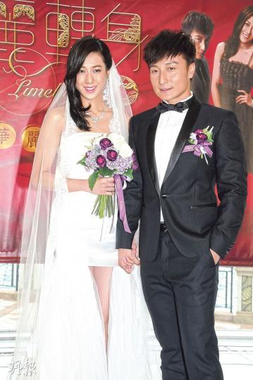 鍾嘉欣與方力申穿上婚紗與禮服,變身新娘新郎預演婚禮。(攝影﹕孫華中)鍾嘉欣與方力申隔着膠片咀嘴,場面搞笑。(攝影﹕孫華中)汪明荃與「新娘」鍾嘉欣坐馬車到達禮堂。(攝影﹕孫華中)阿姐表示沒有在《Sunday靚聲王》唱歌咪嘴。(攝影﹕孫華中)香香笑言已不是第一次穿伴娘裙了。(攝影﹕孫華中) 鍾嘉欣與方力申穿上婚紗與禮服,變身新娘新郎預演婚禮。(攝影﹕孫華中)鍾嘉欣與方力申隔着膠片咀嘴,場面搞笑。(攝影﹕孫華中)汪明荃與「新娘」鍾嘉欣坐馬車到達禮堂。(攝影﹕孫華中)阿姐表示沒有在《Sunday靚聲王》唱歌咪嘴。(攝影﹕孫華中)香香笑言已不是第一次穿伴娘裙了。(攝影﹕孫華中)