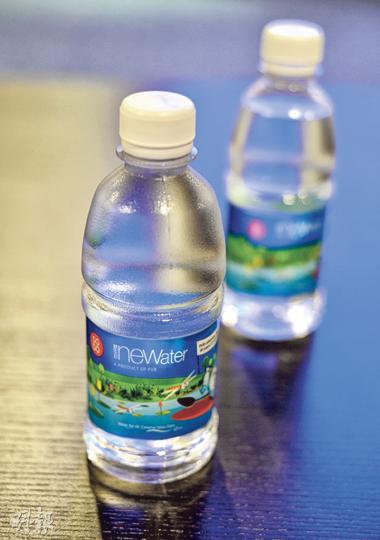 新加坡污水再造的「新生水」在旱季會注入水塘,再轉化為供應市民的食水。當局特別製造了一批樽裝新生水,作宣傳用途。(盧翊銘攝) 新加坡污水再造的「新生水」在旱季會注入水塘,再轉化為供應市民的食水。當局特別製造了一批樽裝新生水,作宣傳用途。(盧翊銘攝)
