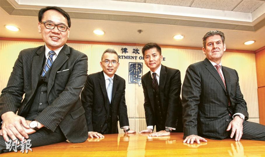 副刑事檢控專員梁卓然(左二)稱,律政司在檢控前必會確保有合理定罪機會及考慮公眾利益,「唔會100%定到罪先至告」,他強調無論案件是否與佔領有關,亦以同樣方式處理。圖左起為律政司4名新資深大律師譚耀豪、梁卓然、許紹鼎及華偉思。(李紹昌攝) 副刑事檢控專員梁卓然(左二)稱,律政司在檢控前必會確保有合理定罪機會及考慮公眾利益,「唔會100%定到罪先至告」,他強調無論案件是否與佔領有關,亦以同樣方式處理。圖左起為律政司4名新資深大律師譚耀豪、梁卓然、許紹鼎及華偉思。(李紹昌攝)