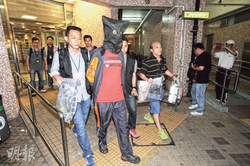 警方在沙田美田邨美秀樓拘捕一名30歲男子,在其寓所帶走疑是案發時所穿的衣物。消息指疑犯患有自閉症,十分討厭狗。 (樊銳昌攝) 警方在沙田美田邨美秀樓拘捕一名30歲男子,在其寓所帶走疑是案發時所穿的衣物。消息指疑犯患有自閉症,十分討厭狗。 (樊銳昌攝)