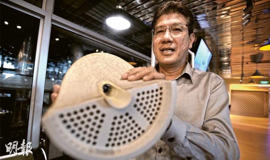 新加坡公用事業局3P網絡署長馬哈萬(George Madhavan)稱,推行污水變食水,最大的困難不在科技,而在政府的決心及推動力。圖為他手持過濾污水的薄膜模型。(盧翊銘攝) 新加坡公用事業局3P網絡署長馬哈萬(George Madhavan)稱,推行污水變食水,最大的困難不在科技,而在政府的決心及推動力。圖為他手持過濾污水的薄膜模型。(盧翊銘攝)
