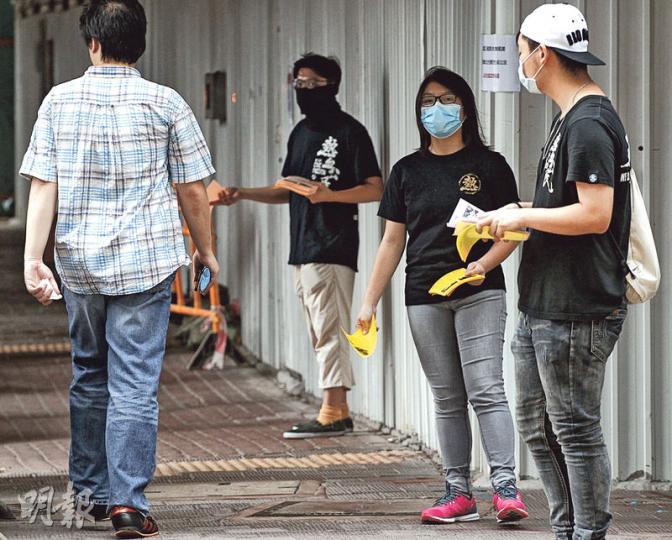 警方昨日在灣仔警察總部舉行「警察招募日」,約10名熱血公民成員在場外派發宣傳單張,呼籲投考者三思,又表達反對訂立「辱警罪」。 (李紹昌攝)昨日到灣仔警署總部投考警察的王小姐(圖)說,從小就對警隊工作有興趣,希望未來新警務處長上任後,可令警民關係改善。(林智傑攝) 警方昨日在灣仔警察總部舉行「警察招募日」,約10名熱血公民成員在場外派發宣傳單張,呼籲投考者三思,又表達反對訂立「辱警罪」。 (李紹昌攝)昨日到灣仔警署總部投考警察的王小姐(圖)說,從小就對警隊工作有興趣,希望未來新警務處長上任後,可令警民關係改善。(林智傑攝)