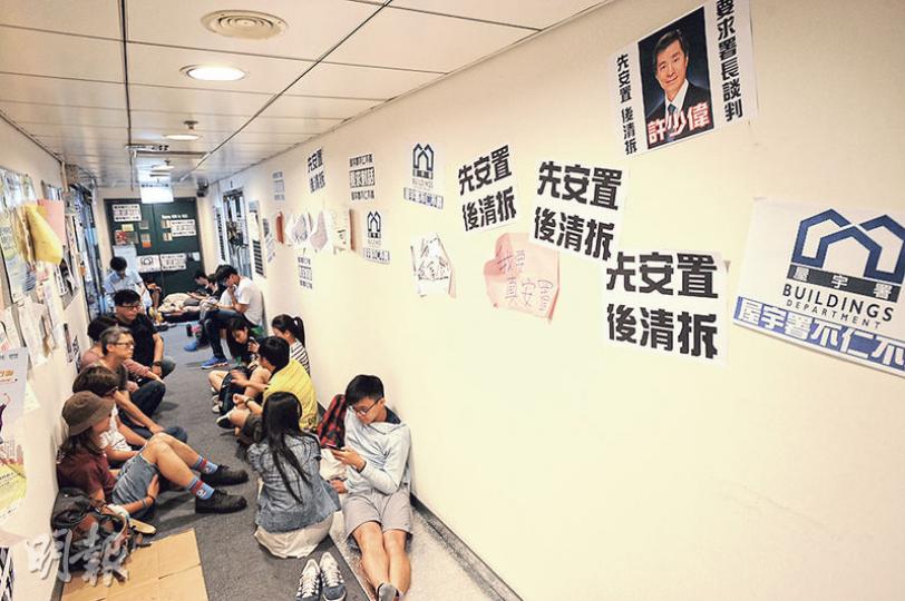 榮豐工業大廈劏房戶昨連續第4天留守旺角始創中心屋宇署總部門外,要求與署長許少偉對話。發展局長陳茂波指他們不符合恩恤安置條件,不宜打尖上樓。(胡景禧攝) 榮豐工業大廈劏房戶昨連續第4天留守旺角始創中心屋宇署總部門外,要求與署長許少偉對話。發展局長陳茂波指他們不符合恩恤安置條件,不宜打尖上樓。(胡景禧攝)
