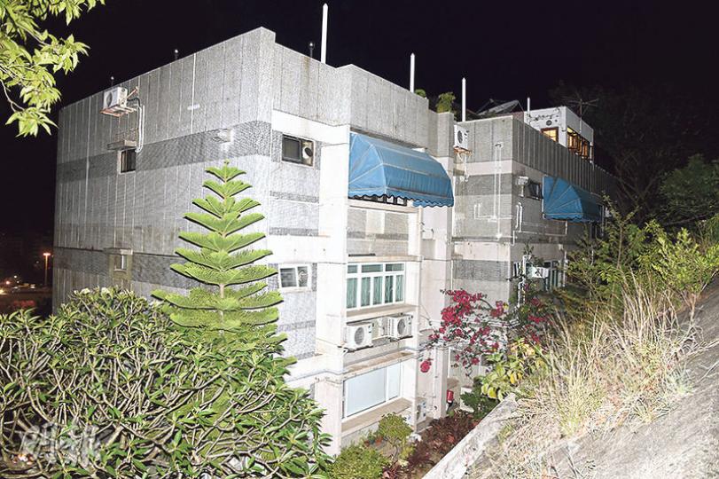 香港仔壽臣山道西14號一個豪宅單位遭爆竊,損失67萬元財物,案發現場建築物分為多個獨立單位,警方搜查後未發現賊蹤。 (蔡方山攝) 香港仔壽臣山道西14號一個豪宅單位遭爆竊,損失67萬元財物,案發現場建築物分為多個獨立單位,警方搜查後未發現賊蹤。 (蔡方山攝)