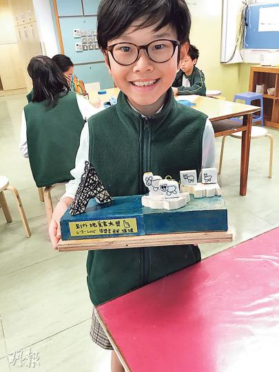 到外地覓食大獎-同學陳朗逸的作品挺有意思,因父母常要到外地公幹,就如北極熊外出覓食一樣,而巴黎鐵塔象徵外國。(天仁攝)最好建築「家」大獎-要建好一個家絕對不是容易的事情,三隻手疊起來表達一家人需要同心協力,才能成就美滿好家庭。(天仁攝)諾貝爾十全十美大獎-一臉天真、無憂無慮的笑容背後,是擔憂得滿頭大汗,瞠目結舌的父母,蕭倩怡同學的作品實在把天下間為人父母的心情表達得淋漓盡致。(天仁攝) 最埋頭苦幹冠軍-怎樣表達父母埋頭苦幹?做牛不特止,還要背負象徵家庭的房子,施同學看來很明白爸爸媽媽工作的辛勞。 到外地覓食大獎-同學陳朗逸的作品挺有意思,因父母常要到外地公幹,就如北極熊外出覓食一樣,而巴黎鐵塔象徵外國。(天仁攝)最好建築「家」大獎-要建好一個家絕對不是容易的事情,三隻手疊起來表達一家人需要同心協力,才能成就美滿好家庭。(天仁攝)諾貝爾十全十美大獎-一臉天真、無憂無慮的笑容背後,是擔憂得滿頭大汗,瞠目結舌的父母,蕭倩怡同學的作品實在把天下間為人父母的心情表達得淋漓盡致。(天仁攝) 最埋頭苦幹冠軍-怎樣表達父母埋頭苦幹?做牛不特止,還要背負象徵家庭的房子,施同學看來很明白爸爸媽媽工作的辛勞。