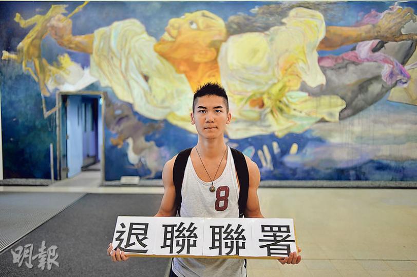 城大正進行退聯公投,退聯關注組發起人鄧常豐說,一個良好民主社會制度,是不應懼怕挑戰。其背後的《萬户飛天》壁畫,昔日是城大民主牆。(葉家豪攝) 城大正進行退聯公投,退聯關注組發起人鄧常豐說,一個良好民主社會制度,是不應懼怕挑戰。其背後的《萬户飛天》壁畫,昔日是城大民主牆。(葉家豪攝)