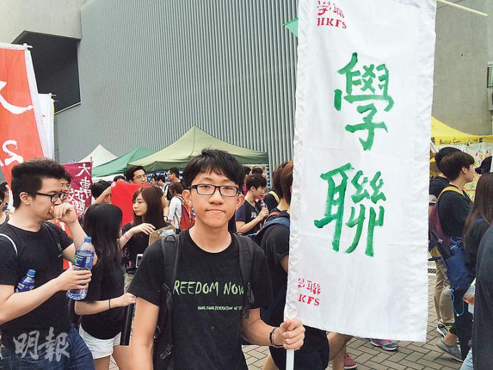 學聯副秘書長王瀚樑(中)稱,已退聯的港大和理大學生會日前也有參與勞動節遊行,證明學聯跟已退聯的學生會仍有很大合作空間。(余瑋攝) 學聯副秘書長王瀚樑(中)稱,已退聯的港大和理大學生會日前也有參與勞動節遊行,證明學聯跟已退聯的學生會仍有很大合作空間。(余瑋攝)