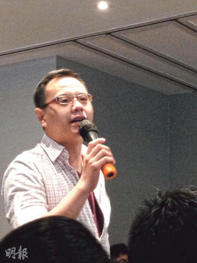 久未露面嘅「維園阿哥」任亮憲噚日現身一個政改論壇,「咪霸」本色仍舊,一口氣問咗嘉賓4條問題。(楊康琪攝) 久未露面嘅「維園阿哥」任亮憲噚日現身一個政改論壇,「咪霸」本色仍舊,一口氣問咗嘉賓4條問題。(楊康琪攝)