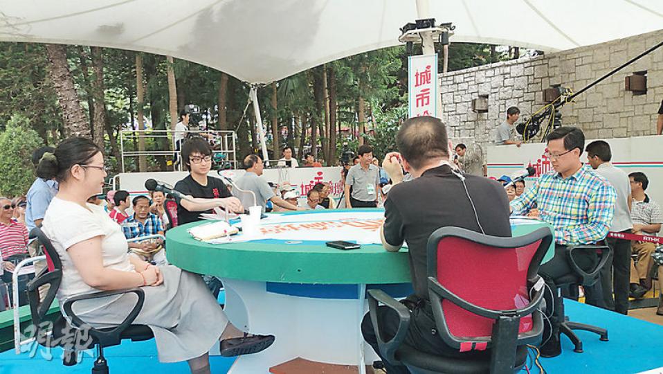 《城市論壇》討論嶺大音樂會有樂隊唱粗口歌辱警事件,新界關注大聯盟發言人何君堯(右一)就多次叫文化評論人鄧小樺(左一)及嶺大學生會會長劉振琳(左二)即場讀出粗口歌詞,又舉例叫鄧小樺公開剝衫示範行為藝術。(林婉斐攝) 《城市論壇》討論嶺大音樂會有樂隊唱粗口歌辱警事件,新界關注大聯盟發言人何君堯(右一)就多次叫文化評論人鄧小樺(左一)及嶺大學生會會長劉振琳(左二)即場讀出粗口歌詞,又舉例叫鄧小樺公開剝衫示範行為藝術。(林婉斐攝)