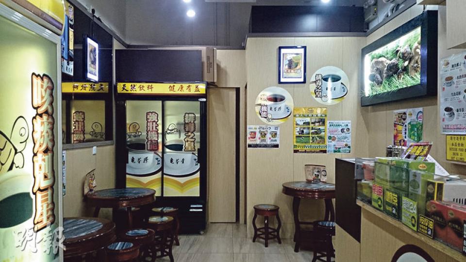 海天堂銅鑼灣門市昨午生意淡靜,職員表示自農曆新年過後,內地旅客激減,以往下午不時全店滿座,現時經常無客。該店有參加政府推出的開心著數大行動計劃,但職員指顧客大多不知情,認為對生意幫助有限。(林婉斐攝) 海天堂銅鑼灣門市昨午生意淡靜,職員表示自農曆新年過後,內地旅客激減,以往下午不時全店滿座,現時經常無客。該店有參加政府推出的開心著數大行動計劃,但職員指顧客大多不知情,認為對生意幫助有限。(林婉斐攝)