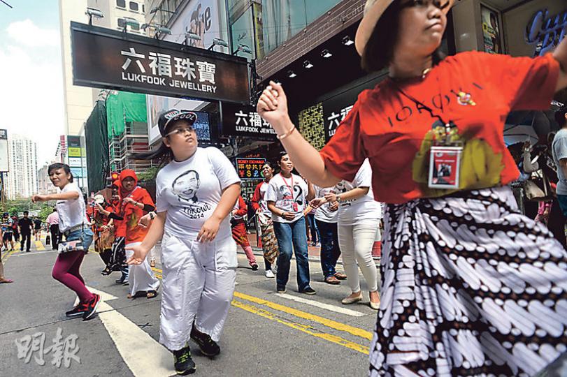 香港印傭協會昨有20多名印傭在銅鑼灣行人專區聞歌起舞,「慶祝」印尼總統以死刑處決外國毒販。(葉家豪攝) 香港印傭協會昨有20多名印傭在銅鑼灣行人專區聞歌起舞,「慶祝」印尼總統以死刑處決外國毒販。(葉家豪攝)