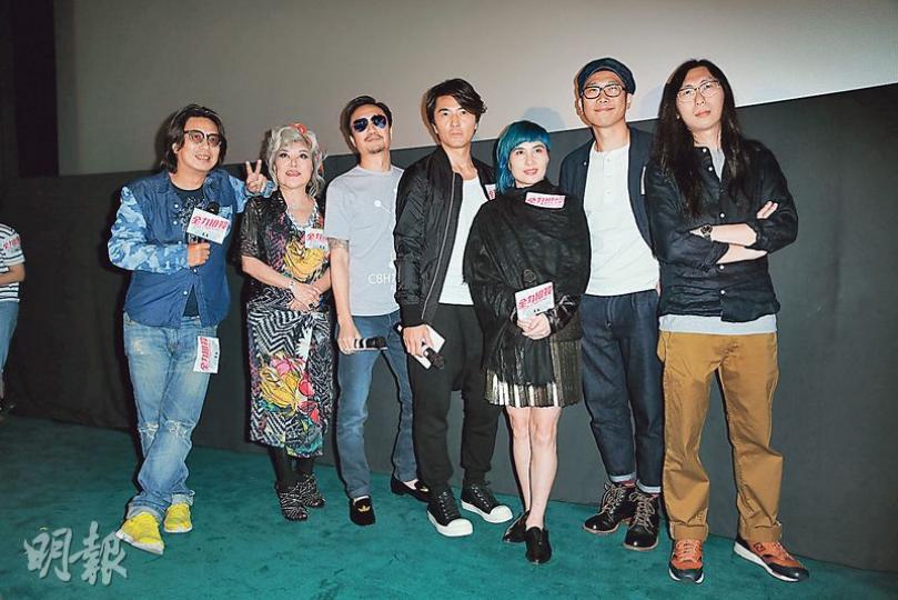 林敏驄(左起)、邵音音、鄭中基、鄭伊健、何超儀及導演郭子健和黃智亨拉隊到旺角的戲院謝票。(攝影:鍾偉茵) 林敏驄(左起)、邵音音、鄭中基、鄭伊健、何超儀及導演郭子健和黃智亨拉隊到旺角的戲院謝票。(攝影:鍾偉茵)