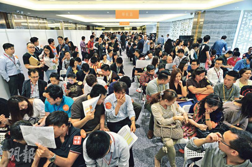 中海外土瓜灣喜點昨開售164伙,吸引不少買家及代理到場選購,開售不足4小時所有單位已獲全數認購。 (葉家豪攝)喜點買家心聲﹕居於青衣的范先生(左)付逾300萬元首期,購入一個約470萬元的1房戶收租,並指自己一直有投資物業,早前曾購入一個荃灣環宇海灣3房戶。(方可兒攝)喜點買家心聲﹕朱先生(右)付約200萬元首期,購入一個約403萬元的喜點開放式戶作投資收租,認為屋苑附近的交通配套不俗,並期望土瓜灣站可如期落成。(方可兒攝) 中海外土瓜灣喜點昨開售164伙,吸引不少買家及代理到場選購,開售不足4小時所有單位已獲全數認購。 (葉家豪攝)喜點買家心聲﹕居於青衣的范先生(左)付逾300萬元首期,購入一個約470萬元的1房戶收租,並指自己一直有投資物業,早前曾購入一個荃灣環宇海灣3房戶。(方可兒攝)喜點買家心聲﹕朱先生(右)付約200萬元首期,購入一個約403萬元的喜點開放式戶作投資收租,認為屋苑附近的交通配套不俗,並期望土瓜灣站可如期落成。(方可兒攝)