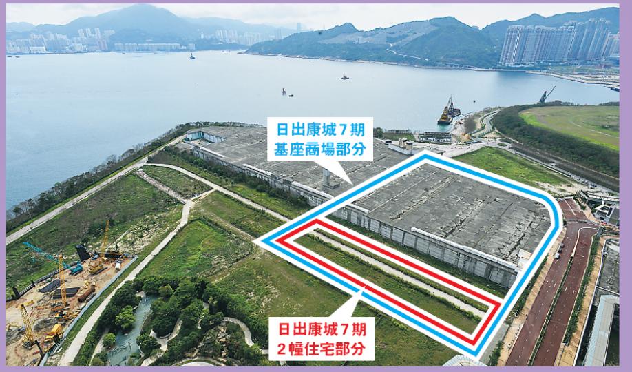 日出康城7期項目將提供近48萬方呎商場，吸引多家發展商興趣，項目終大收28份意向書，創港鐵上蓋發展項目收得意向書的新高紀錄。（葉家豪攝）昨日將軍澳日出康城7期截意向書，多家發展商紛遞交意向書。圖為華置代表（圖左）遞交意向書。（葉家豪攝）