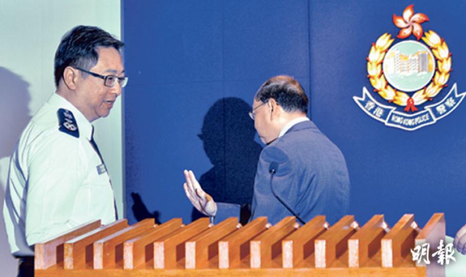 昨日開始退休前休假的前警務處長曾偉雄（右），在傳媒面前與新任警務處長盧偉聰（左）握手，寓意交棒，隨即在鎂光燈下離開灣仔警察總部的記者室，完成最後一個任務，正式結束37年的警務生涯。（余俊亮攝）