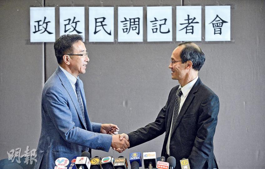 自由黨榮譽主席田北俊（左）昨日與港大民意研究計劃總監鍾庭耀（右）一同會見傳媒，講解雙方合作展開政改「超級大型民調」一事。田北俊說，如果屆時民意達六成支持政改，冀泛民跟隨民意投票。（余俊亮攝）