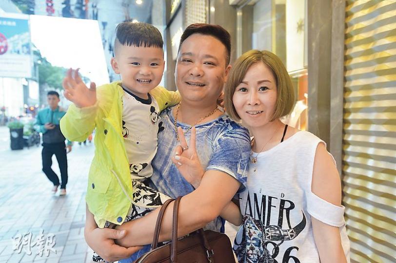 來自浙江的陳氏一家三口多次來香港購物，今次一行打算花數萬元購買名牌手袋、珠寶頸鏈，陳太（右）認為香港購物較內地便宜，但住宿很貴，他們住在尖沙嘴的酒店，一晚已要1600元；陳先生（中）補充，內地城市的酒店一晚只需四五百元。（鄧宗弘攝）來自巴西的Flavia首次來港旅遊，她認為香港的名牌奢侈品貴過歐洲兩成，不會在這裏買名牌，又指來港一晚酒店房租要500元，在世界其他地方住同等房間都不需要這麼貴。（鄧宗弘攝）