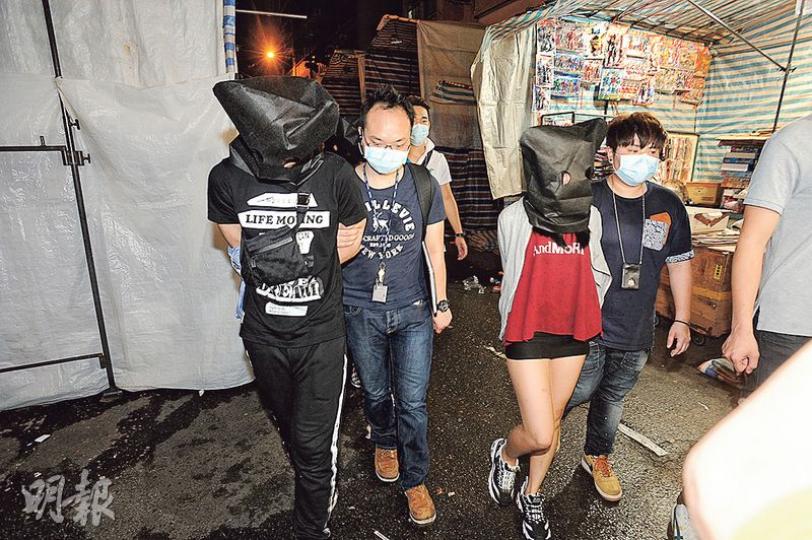 曾在名校就讀的15歲中三女學生（右二蒙頭者），近日輟學後與3名男友人組成「販毒四人幫」，租用劏房分銷毒品，結果4人全部被捕。 （樊銳昌攝）西九龍總區特別職務隊人員在旺角劏房破獲毒品包裝中心，探員展示在行中動檢獲的毒品及現金。（樊銳昌攝）