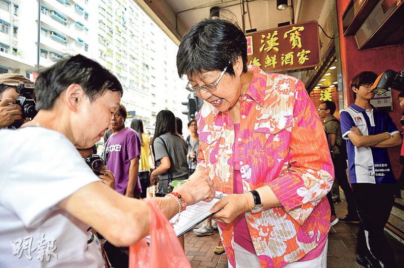 全國人大代表兼東區區議員蔡素玉（右）噚日亦落區宣傳政改，但其間有一名女士（非圖中女子）挑機，質疑提委會嘅代表性。（葉家豪攝）