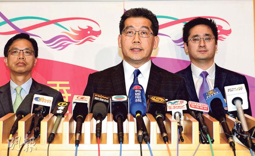商務及經濟發展局長蘇錦樑（中）昨在副局長梁敬國（左），及政治助理陳百里（右）陪同下，公布行政長官會同行會考慮過通訊局建議後，決定無綫續牌12年。（劉焌陶攝）