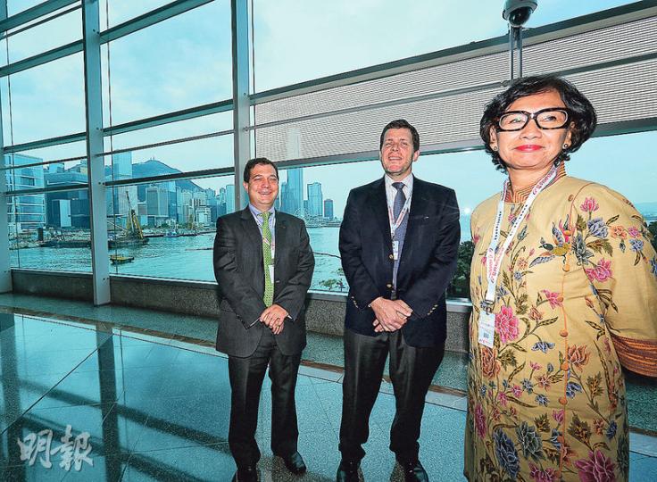 透明國際理事會成員Natalia Soebagjo（右）指出，透明國際的清廉指數是量度市民對貪污的觀感，而傳媒報道重大貪污案件，或會影響大眾對貪污的觀感，港人毋須為排名下跌過分擔心。圖中為世界銀行集團廉政局執行處長Stephen Zimmermann，左為世界正義工程執行總監Juan Carlos Botero。（李紹昌攝）
