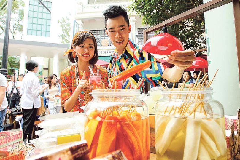 海洋公園將於周六起推出「周末玩轉老大街」，直至6月21日，逢周末及公眾假期引入1950至60年代的街頭食品，包括狗仔粉、叮叮糖等，並有懷舊文化及藝術表演，予港人及旅客品嘗及欣賞。（林俊源攝）