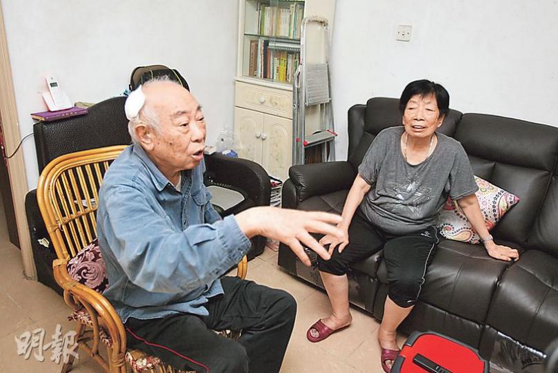 董伯伯（左）頭頂被扑穿送院縫了13針，出院後返家休息，他昨憶述遇襲經過，表示不知兇徒外貌，對無辜被扑頭深感無奈。（伍浦鋒攝）
