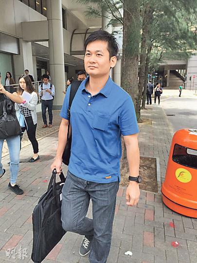 警長鄺渭成（圖）昨稱警方向被告搜身，是因為他戴上頭盔和眼罩，「有合理懷疑會對警方不利」，又稱「好多暴徒都係咁嘅裝束」。（黃建邦攝）的士司機楊德華（圖）被指在金鐘佔領區清場期間，蹺起雙手坐在政總外的石壆拒絕離開，昨就阻差辦公罪於裁判法院受審。（黃建邦攝）