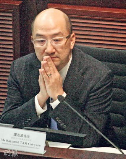 政制及內地事務局長譚志源昨出席立法會會議討論政改方案，表示政改方案通過機會不高，但政府無計劃修訂方案，又說不會解讀民調結果。（李紹昌攝）