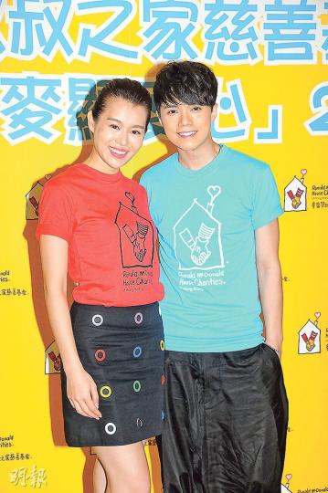胡杏兒（左）與張敬軒（右）做善事不遺餘力。（攝影：孫華中）