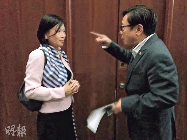 經民聯梁美芬（左）話會喺九龍西擺街站、派支持政改書籤，同屬一區嘅黃毓民（右）話會印10萬張反政改單張，喺區內打對台。（楊康琪攝）
