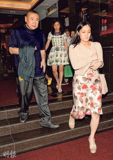 劉鑾雄與女兒劉秀融、甘比與兒子昨日端午節齊齊食飯做節。（攝影：鍾偉茵）呂麗君與子女離開福臨門，兒子子鋒非常活躍。（攝影：鍾偉茵）大劉與甘比及女兒秀樺、兒子仲學到商場欣賞吳若希的演出。（攝影：鍾偉茵）甘比女兒秀樺喜歡聽吳若希唱歌又上台玩遊戲。（攝影：鍾偉茵）