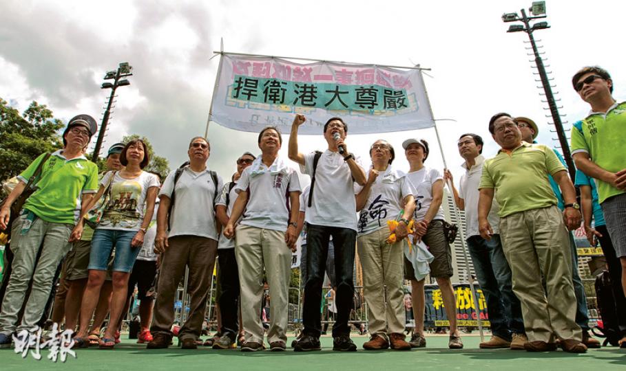 多名港大畢業生，包括多名立法會議員及政黨領袖，不滿港大校務委員會以新的首席副校長未到任為由，拖延處理副校長的任命程序，昨趁七一遊行前發起「捍衛港大尊嚴」聯署行動。（李澤彤攝）