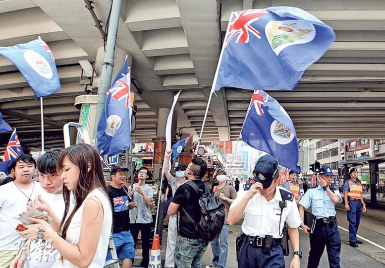 全國人大常委會昨通過《國家安全法》，當中要求香港維護國家安全、統一等，但國安法不會列入《基本法》附件三在港實施。昨午七一遊行有小量參加者高舉港英旗幟，亦有人手持「香港獨立」的紙牌。（林俊源攝）