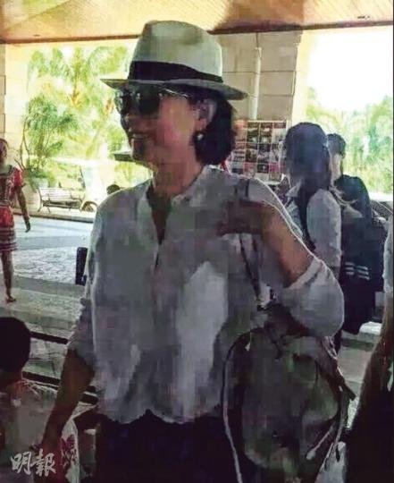 林青霞一身旅行裝抵達海口參加《偶像來了》錄影，心情十分愉快。（微博圖片）林青霞為粉絲在其散文集簽名留念。（微博圖片）